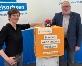 Plattform für Ehrenamt nimmt ihren Betrieb auf - Koordinatorin Anne-Kathrin Gericke und Landrat Matthias Damm beim Start der Plattform. 