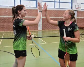 Platz 1 souverän verteidigt - Die Niederwürschnitzer Badminton-Aktiven - im Bild Annika Hofmann (links) und Annika Schreiber - haben sowohl gegen Dresden als auch gegen Zittau nichts anbrennen lassen. 