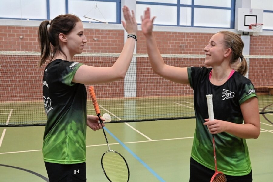 Platz 1 souverän verteidigt - Die Niederwürschnitzer Badminton-Aktiven - im Bild Annika Hofmann (links) und Annika Schreiber - haben sowohl gegen Dresden als auch gegen Zittau nichts anbrennen lassen. 