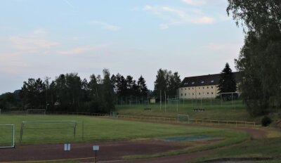 Platz erhält Schattenspender - Das Walter-Reichert Stadion in Niederwiesa bekommt zwischen Zuschauerbereich und der Grenze zur Wohnbebauung am Jagdweg neue Bäume. 