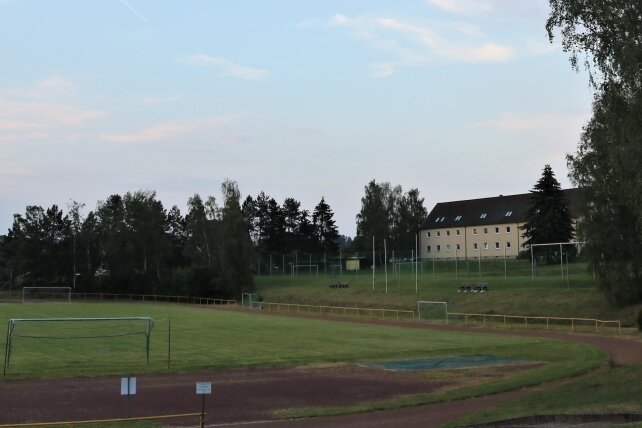 Platz erhält Schattenspender - Das Walter-Reichert Stadion in Niederwiesa bekommt zwischen Zuschauerbereich und der Grenze zur Wohnbebauung am Jagdweg neue Bäume. 