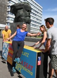 Platz nehmen am "Nischl": Neue Bänke aufgestellt - Ulrike Voigt auf einer der neuen Bänke, die am Karl-Marx-Kopf aufgestellt worden sind. 