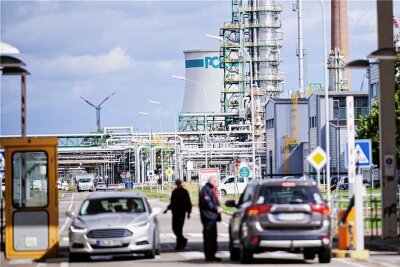 Platzverweis für Rosneft - Fragen und Antworten zur Situation um die Raffinerie in Schwedt - Zwei Autos werden am Eingang der PCK-Raffinerie in Schwedt kontrolliert. Mit der Treuhandlösung für Rosneft Deutschland sieht die Bundesregierung die Zukunft der Raffinerie gesichert. 