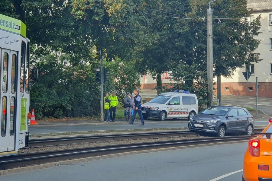 Plauen: Auto fährt in Gleisbett der Straßenbahn - Ein Hyundai fuhr am Montagvormittag ins Gleisbett der Straßenbahn.