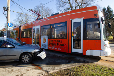 Plauen: Auto und Straßenbahn stoßen zusammen - 