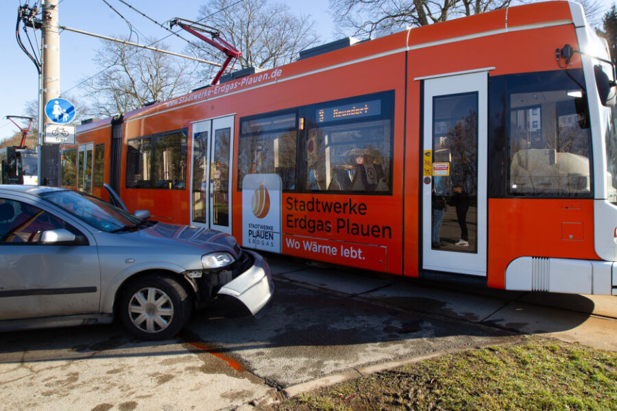 Plauen: Auto und Straßenbahn stoßen zusammen - 