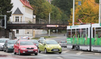 Plauen: Baustart für neuen City-Bahnhof - In unmittelbarer Nähe dieser alten Bahnbrücke an der Reichenbacher Straße entsteht der Haltepunkt. Die Brücke wird zudem erhöht und verbreitert.