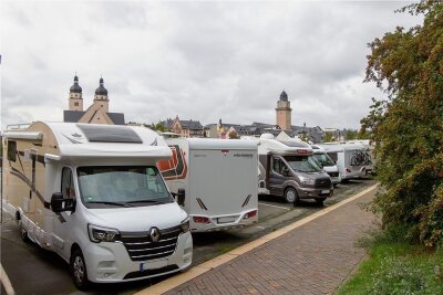 Plauen bietet Urlaubern bald Caravanstellplätze im Stadtzentrum - Diese Fotomontage zeigt, wie es spätestens 2023 am Neustadtplatz aussehen könnte.