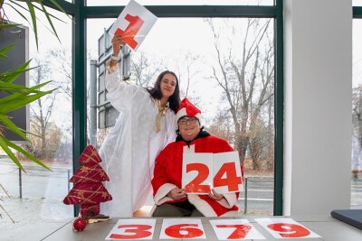 Plauen bietet wieder Adventskalender im Schaufenster - Julia Postier (links) und Doritta Korte vom Verein Colorido läuten mit ihrer Aktion den Jahresendspurt ein. 