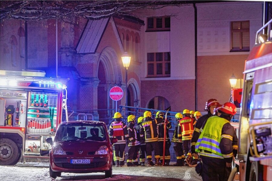 Plauen: Brand nahe der Herz-Jesu-Kirche - Ein größeres Aufgebot an Einsatzkräften an der Herz-Jesu-Kirche in Plauen sorgte am Montagabend für Aufsehen. 