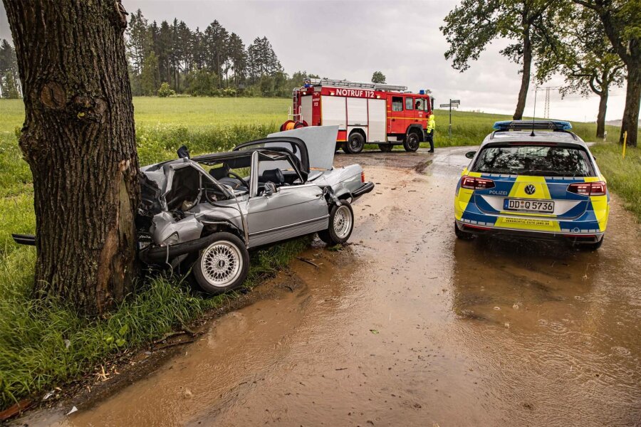 Plauen: Cabrio prallt in Straßenbaum - Fahrer schwer verletzt - Dieses Mercedes Cabrio ist am Samstagnachmittag in Oberlosa frontal in einen Baum gekracht.