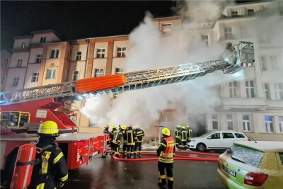 Plauen: Ein Toter bei Brand in Mehrfamilienhaus - Brand an der Plauener Bergstraße. 