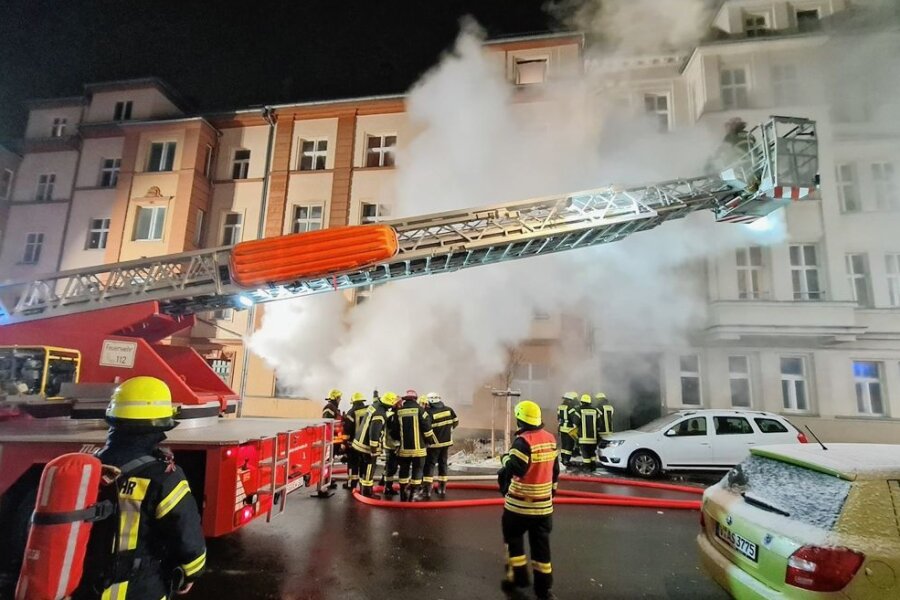Plauen: Ein Toter bei Brand in Mehrfamilienhaus - Brand an der Plauener Bergstraße. 
