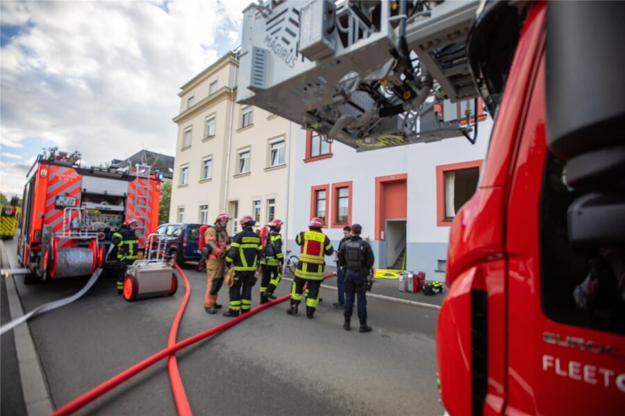 Plauen: Feuerwehreinsatz an der Meßbacher Straße - Die Berufsfeuerwehr und die Freiwillige Feuerwehr Neundorf wurden am Sonntagabend in die Meßbacher Straße gerufen.