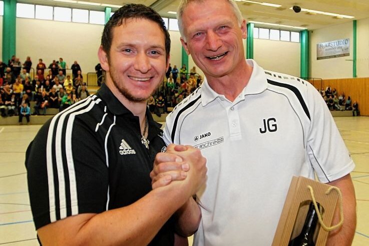 Plauen freut sich auf nächstes Stadtderby - Zwei bekannte Namen des Plauener Handballs: Silvio Fuchs (links) war einst Trainer beim HC Einheit, Jörg Grüner beim SV 04 Oberlosa. Heute sind beide für die Schwarz-Gelben tätig.