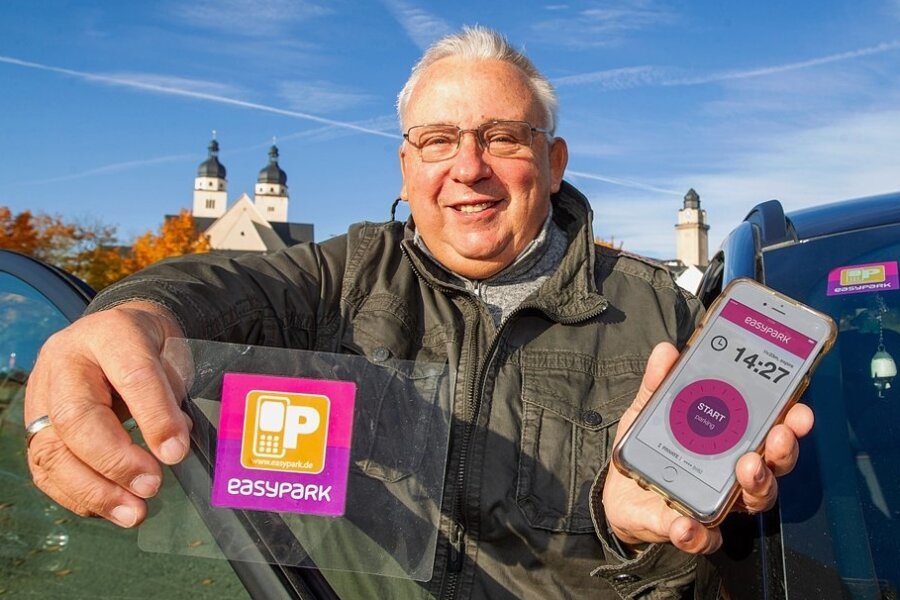 Plauen führt Parken per App wieder ein - Den Aufkleber als Kennzeichnung in der Windschutzscheibe hat Gert Werner schon erhalten, doch nutzen kann er das Handyparken via Easypark in Plauen bislang noch nicht.
