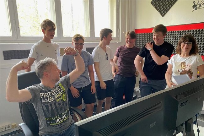 Plauen-Hymne: Neue Version des Ohrwurms ist "im Kasten" - Produzent Christian Winter (vorn) und die jungen Sänger - Yannick Färber, Amon Lautenschläger, Tino Stöhr, André Sonnenberg und Martin Schneider (von links). Musiklehrerin Kathrin Büchold arrangierte "Plau'n bleibt Plau'n" neu. Das Ensemble komplettieren sechs Sängerinnen.