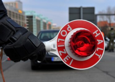Plauen-Kauschwitz: Nissan kollidiert mit Traktor - 