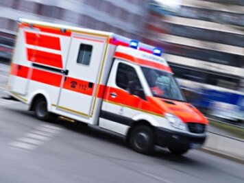 Plauen: Kind rennt auf Straße und wird bei Unfall schwer verletzt - 