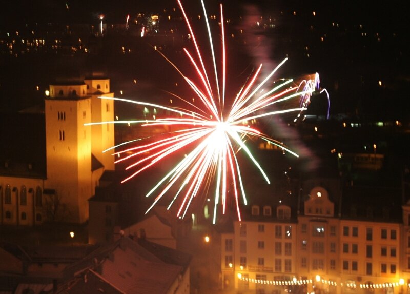 Plauen lässt es zu Silvester richtig krachen - 
              <p class="artikelinhalt">Gezündet: Das Feuerwerk zum Jahreswechsel über den Dächern Plauens - fotografiert vom Rathaus-Turm aus. </p>
            