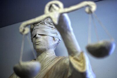 Plauen: Mann wegen sexueller Belästigung einer 17-Jährigen verurteilt - Justitia, römische Göttin der Gerechtigkeit, ist das Wahrzeichen der Justiz.