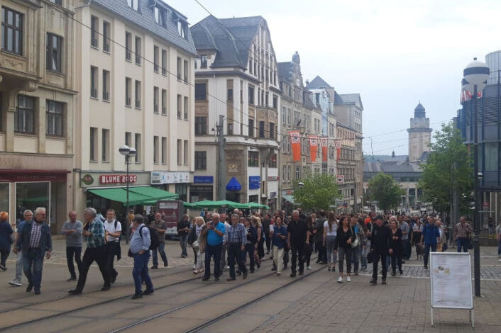 Plauen: Mehrere Hundert Menschen treffen sich zu "Spaziergang" - 
