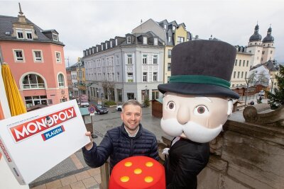 Plauen-Monopoly-Spiel zum Stadtjubiläum geplant - Florian Freitag (links) und "Mr. Monopoly" gaben jetzt den Startschuss für die Bürgerbeteiligung zum neuen Plauen-Spiel. 