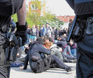 Plauen: Nach Demo gegen Rechts: Staatsanwaltschaft ermittelt gegen Blockierer - Sitzblockade vor der Pauluskirche. 