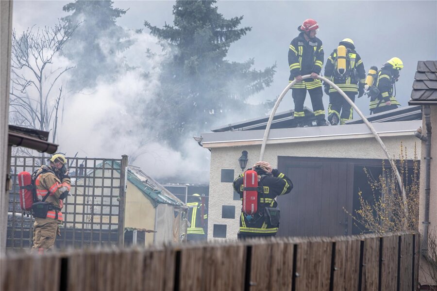Plauen-Neundorf: Großbrand in Lauben- und Garagenkomplex - Zu einem Großeinsatz der Feuerwehr kam es am Freitagmittag im Plauener Ortsteil Neundorf.