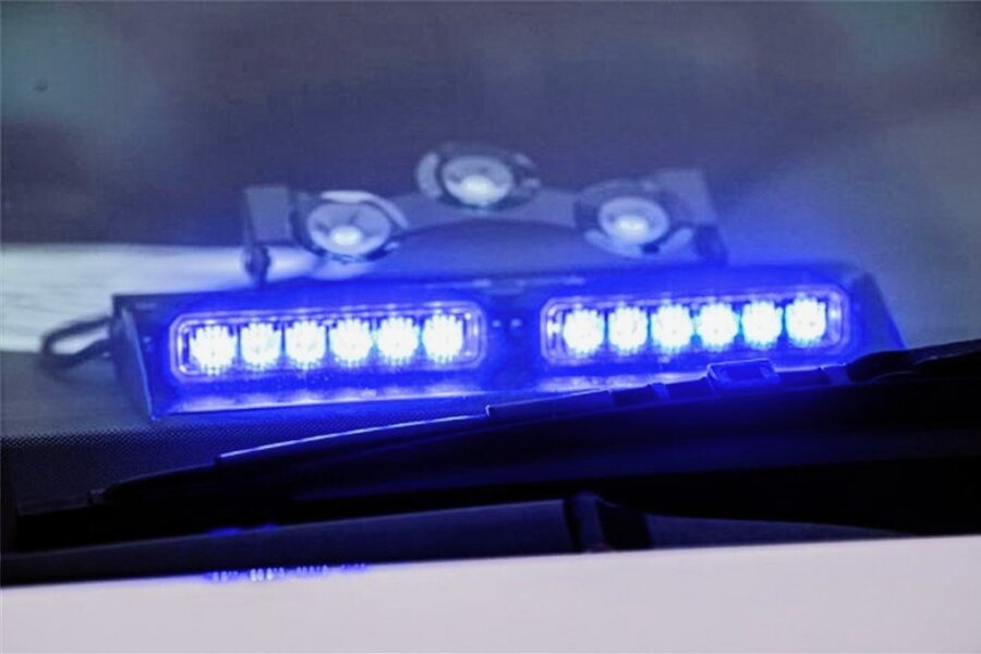 Plauen: Parkhaus-Drifter landet in Lüftungsanlage - Gegen den 20-jährigen Fahrer wurde ein Bußgeld verhängt.