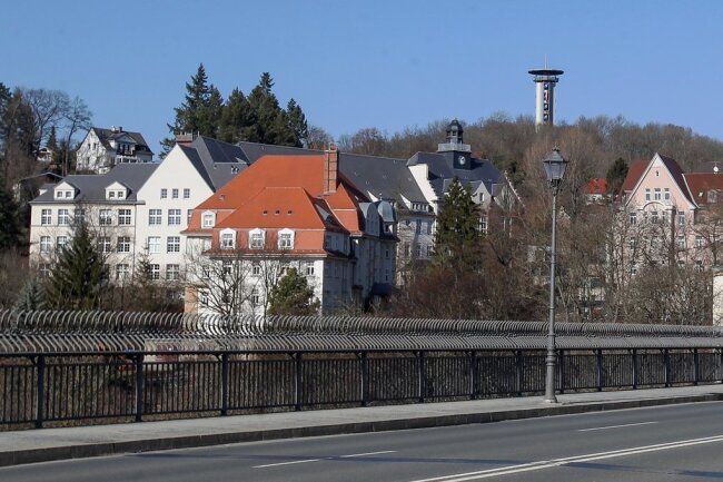 Ein Investor will im Bärenstein-Gebiet zwischen der IHK (rechts im Foto) und dem Straßenbauamt (Gebäude links mit rotem Dach) bauen. 