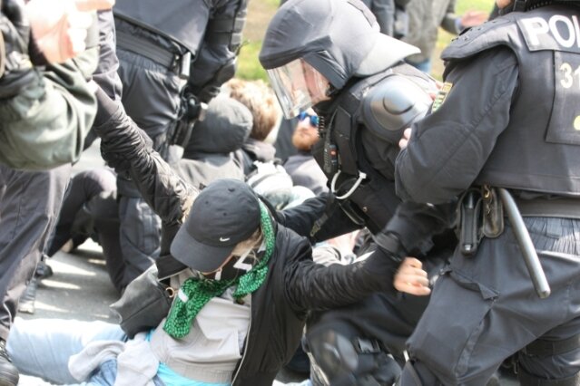 Plauen: Polizei-Bilanz - 13 Verletzte bei Demos am 1. Mai - 