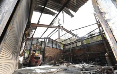 Plauen: Polizei ermittelt Ursache für Brand in Fahrzeughalle - Neben der Halle hat das Feuer auch den Gabelstapler des Transportunternehmens zerstört.