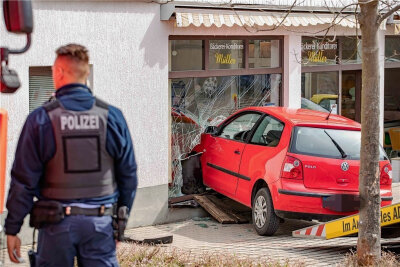Plauen: Rentner fährt mit Auto versehentlich in Bäckerei - Wie durch ein Wunder wurde bei dem Unfall in der Bäckerei niemand verletzt.