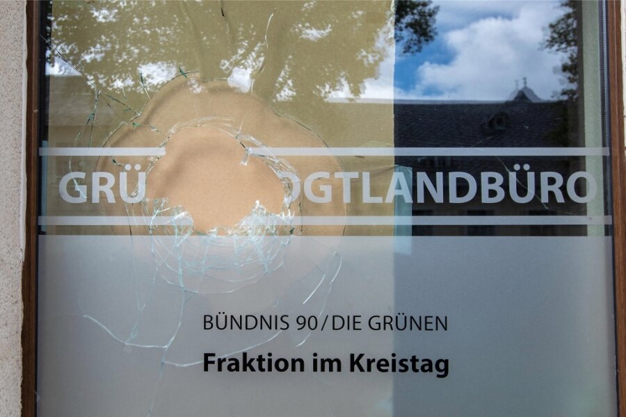 Plauen: Scheiben von Parteibüro eingeworfen - Die Fensterfront des Grünen-Büros in Plauen ist zweimal attackiert worden. Drei Scheiben wurden eingeworfen.