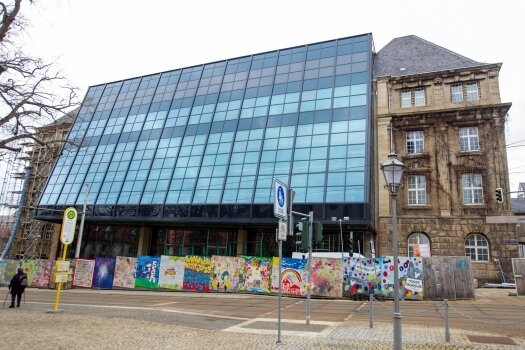 Viele Jahre war das 1975/1976 von Karl-Heinz Adler und Friedrich Kracht geschaffene 213 Quadratmeter große Flächenbild im Plauener Rathaus hinter Sandsteinplatten versteckt. Dem soll nun ein Ende gesetzt werden.