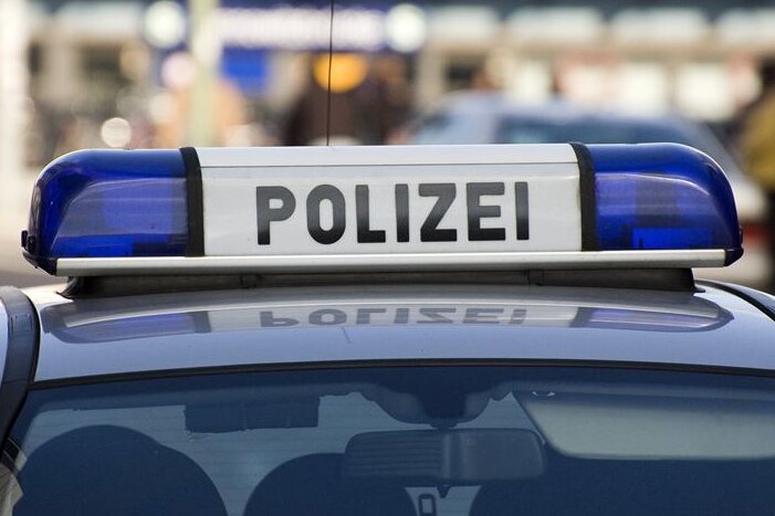 Plauen: Streit eskaliert - Autofahrer fährt Fußgänger auf der Motorhaube davon - 