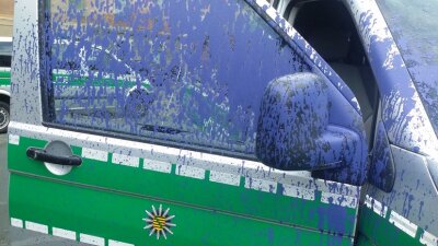Plauen: Unbekannte werfen lila Farbeutel gegen Funkstreifenwagen der Polizei - 