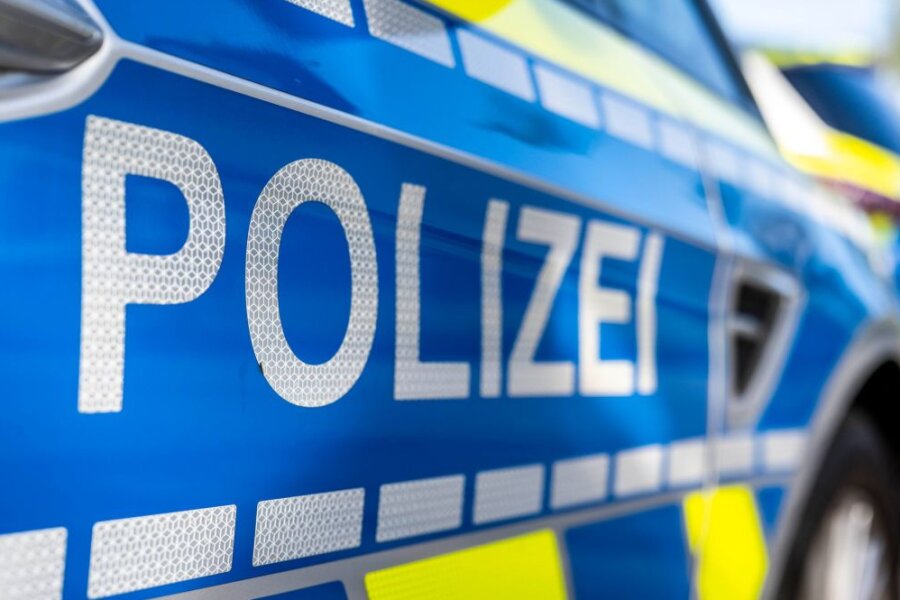 Plauen: Unbekannter greift Autofahrer an und beschädigt Seat - Zeugen gesucht - 