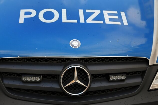 Plauen: Unbekannter verpasst Tram-Fahrer Kopfstoß - 