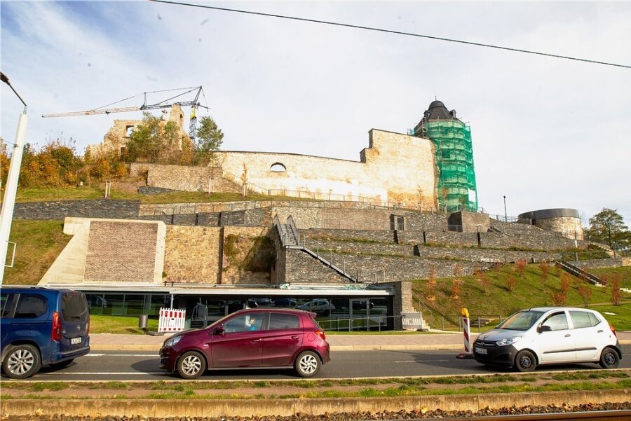 Die Schlossterrassen nach der offiziellen Freigabe am Montag: Rechts neben dem Roten Turm ist die Aussichtsplattform zu sehen. Der Turm selbst ist noch eingerüstet - er gehört dem Freistaat Sachsen. 