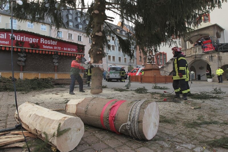 Plauen: Weihnachtsbaum auf dem Altmarkt kippt zur Seite - 