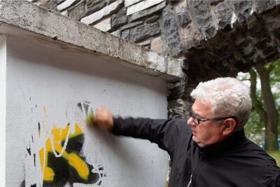 Plauen will im Kampf gegen illegale Graffitis Vorreiter sein - Frank Zabel ist im unermüdlichen Einsatz gegen achtlos hingeschmierte Graffitis überall im Stadtgebiet.