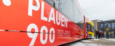 Plauen wird 900 Jahre: Was zur Jubiläumsfete schon bekannt ist - Plauens Straßenbahn wirbt schon für das Jubiläum. 