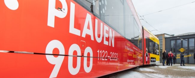 Plauens Straßenbahn wirbt schon für das Jubiläum. 
