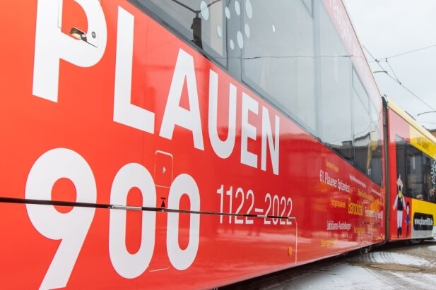 Plauen wird 900 Jahre: Was zur Jubiläumsfete schon bekannt ist - Plauens Straßenbahn wirbt schon für das Jubiläum. 