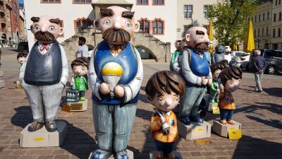 Plauen wird zur Comic-Meile: Ab heute stehen Vater-und-Sohn-Skulpturen im Zentrum - Seit Dienstag schmücken 15 Vater-und-Sohn-Figuren Plauen.