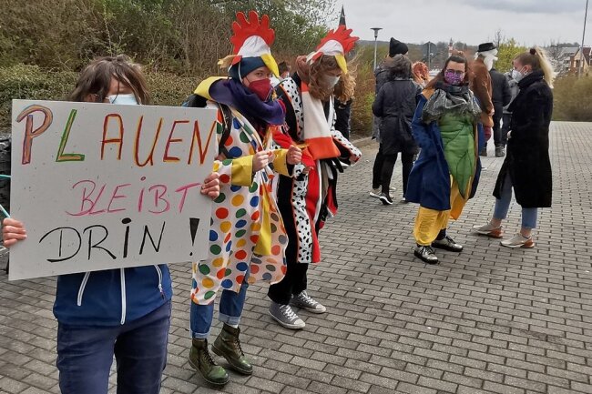 Protestaktion vor der Plauener Festhalle: Theaterleute forderten lautstark und friedlich ein klares Bekenntnis der Kommunalpolitik. 