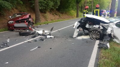 Plauen: Zwei Verletzte und erheblicher Sachschaden bei Unfall auf B 173 - Auf der Hofer Landstraße/B 173 hat sich am Freitagnachmittag ein Unfall ereignet. 