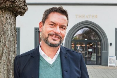 Plauen-Zwickaus neuer Theaterintendant über Sachsen Kulturraum-Ansprüche: "Das geht nur mit Profis" - Der kommende Generalintendant Dirk Löschner vor dem Gewandhaus in Zwickau. 